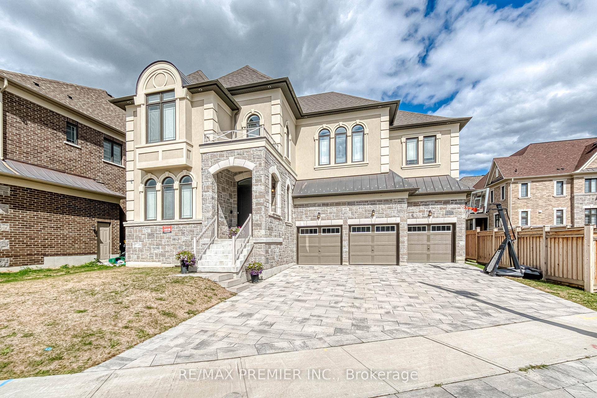 Welcome to The Meritage model by Country Wide, a stunning 5 bedroom executive home in the highly sought after Kleinburg Hills community.