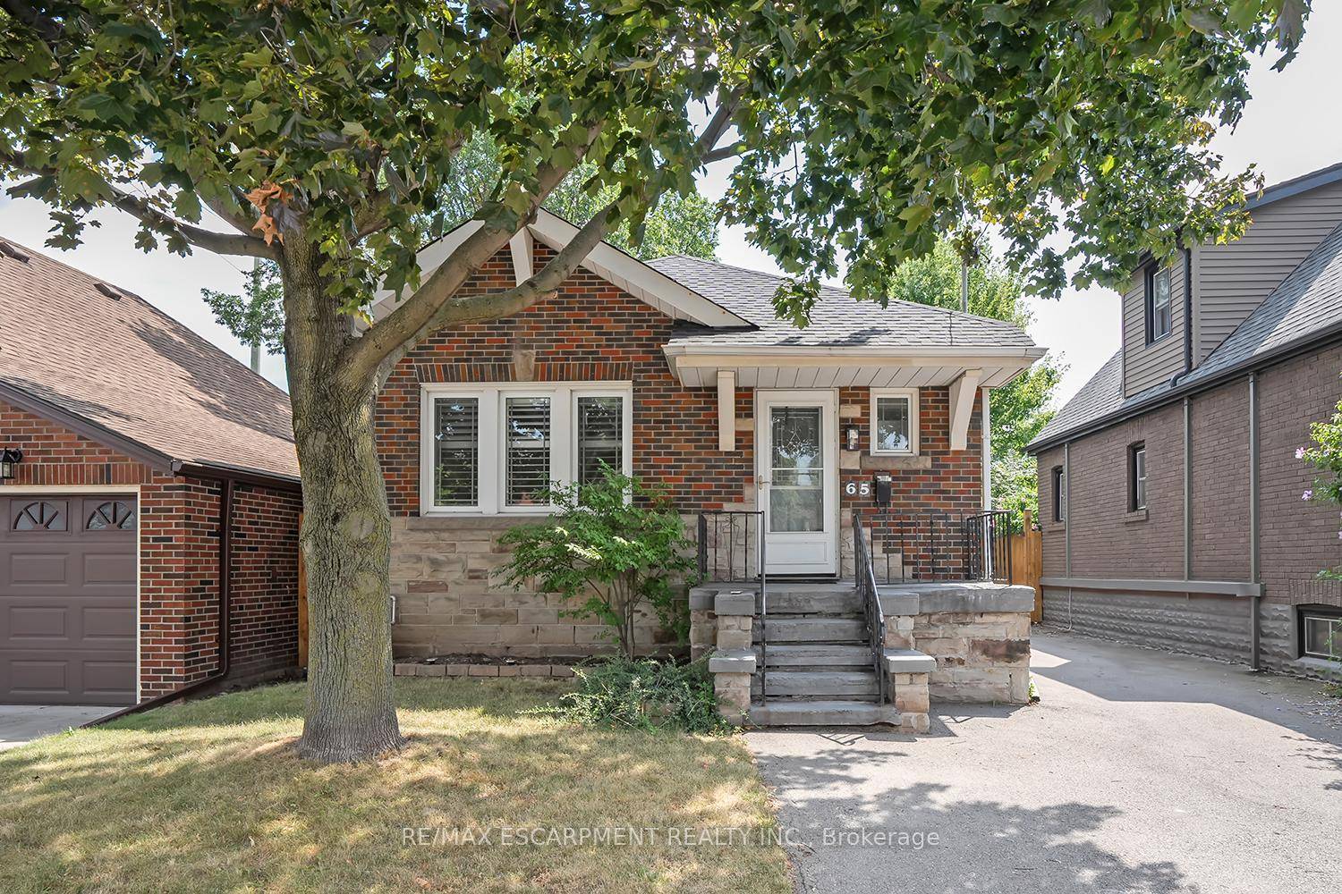 Beautifully updated main floor unit in a well established Hamilton neighbourhood !