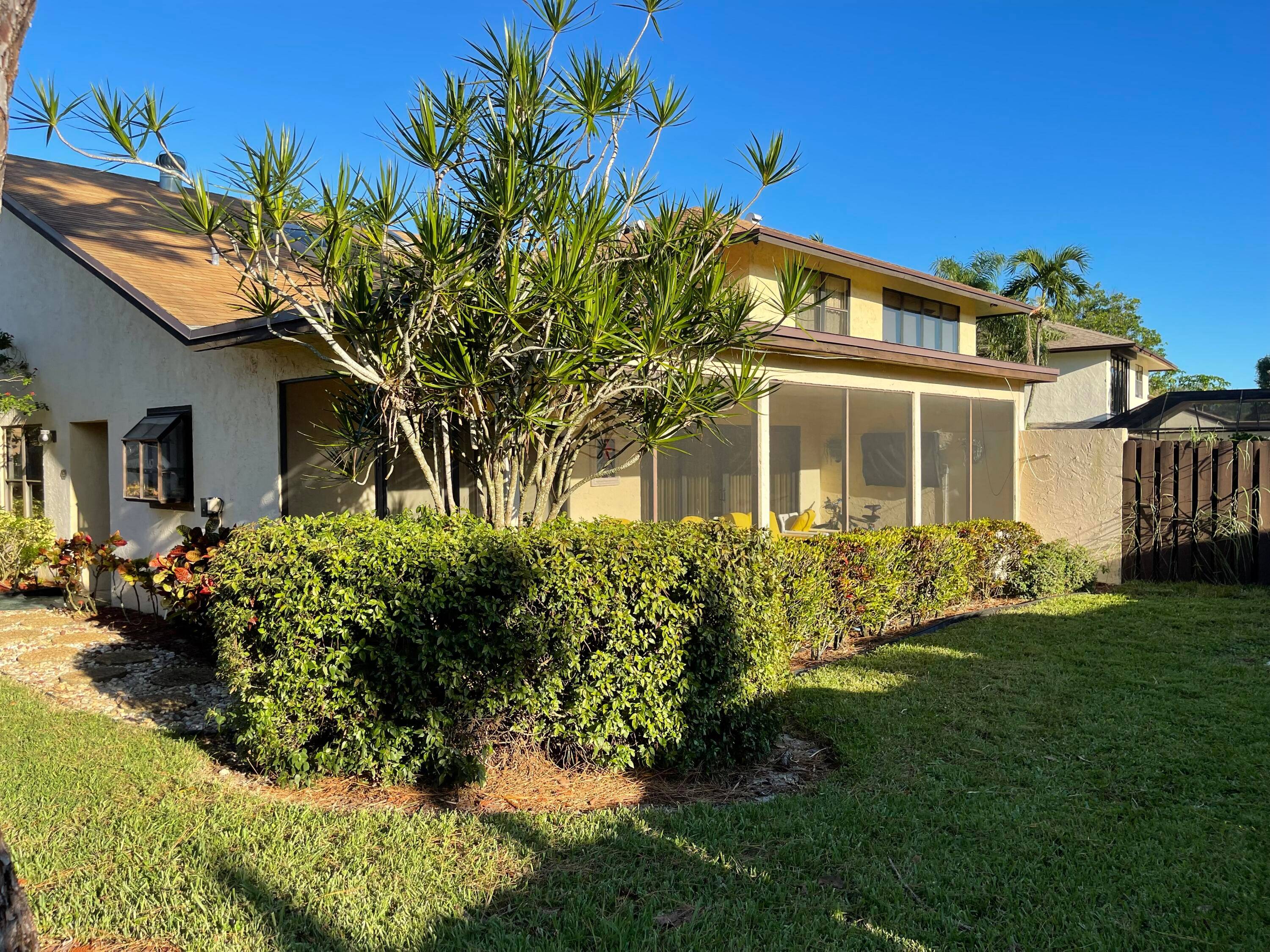 SEASONAL RENTAL.. Fully Furnished and Turn key 2 bedroom, 2 bath villa in Delray Beach with an attached 1 car garage.