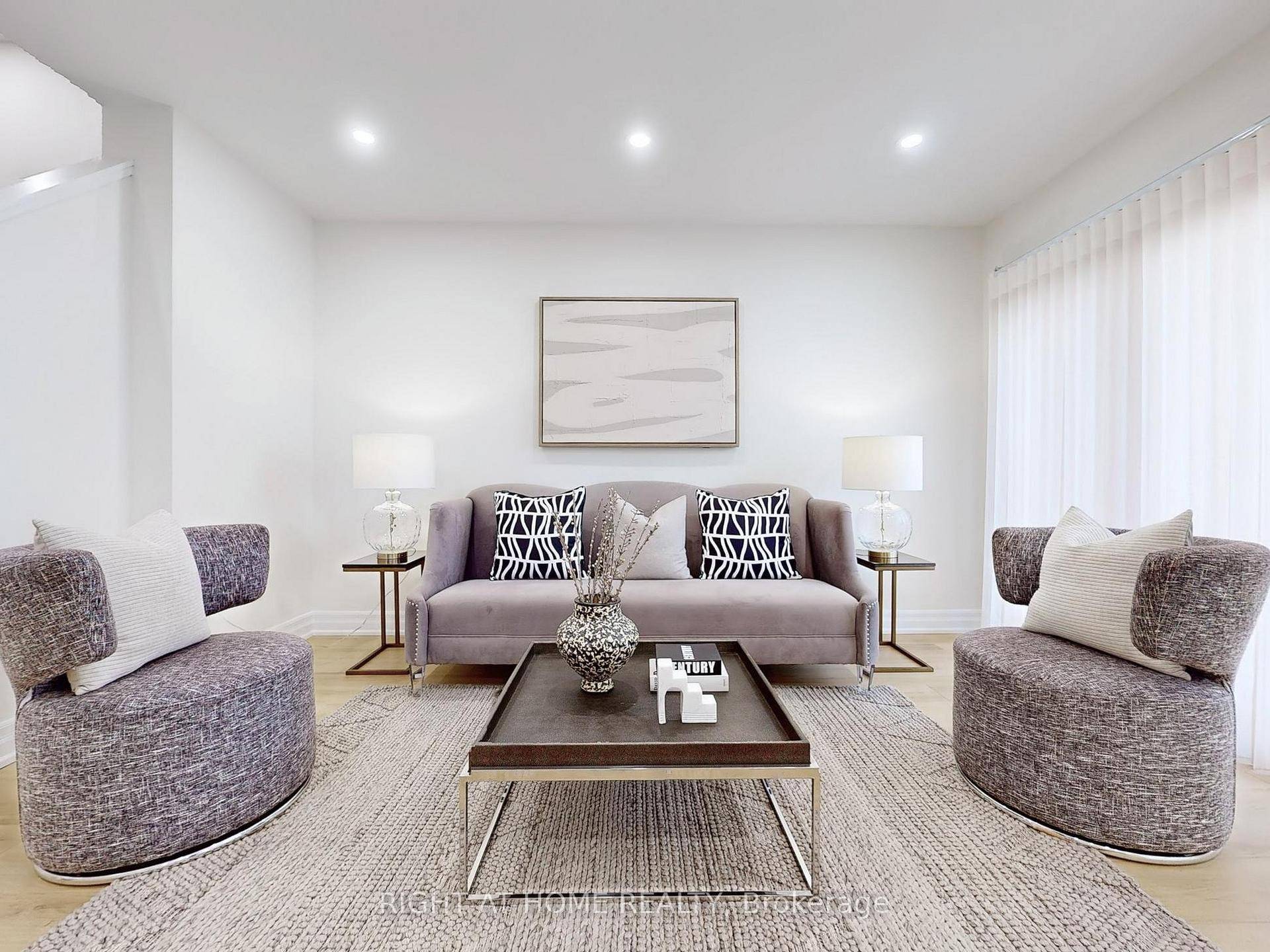 Fully renovated, turnkey 3 1 bed 3 full bath townhome in the heart of Thornhill, complete with 2 parking spots !