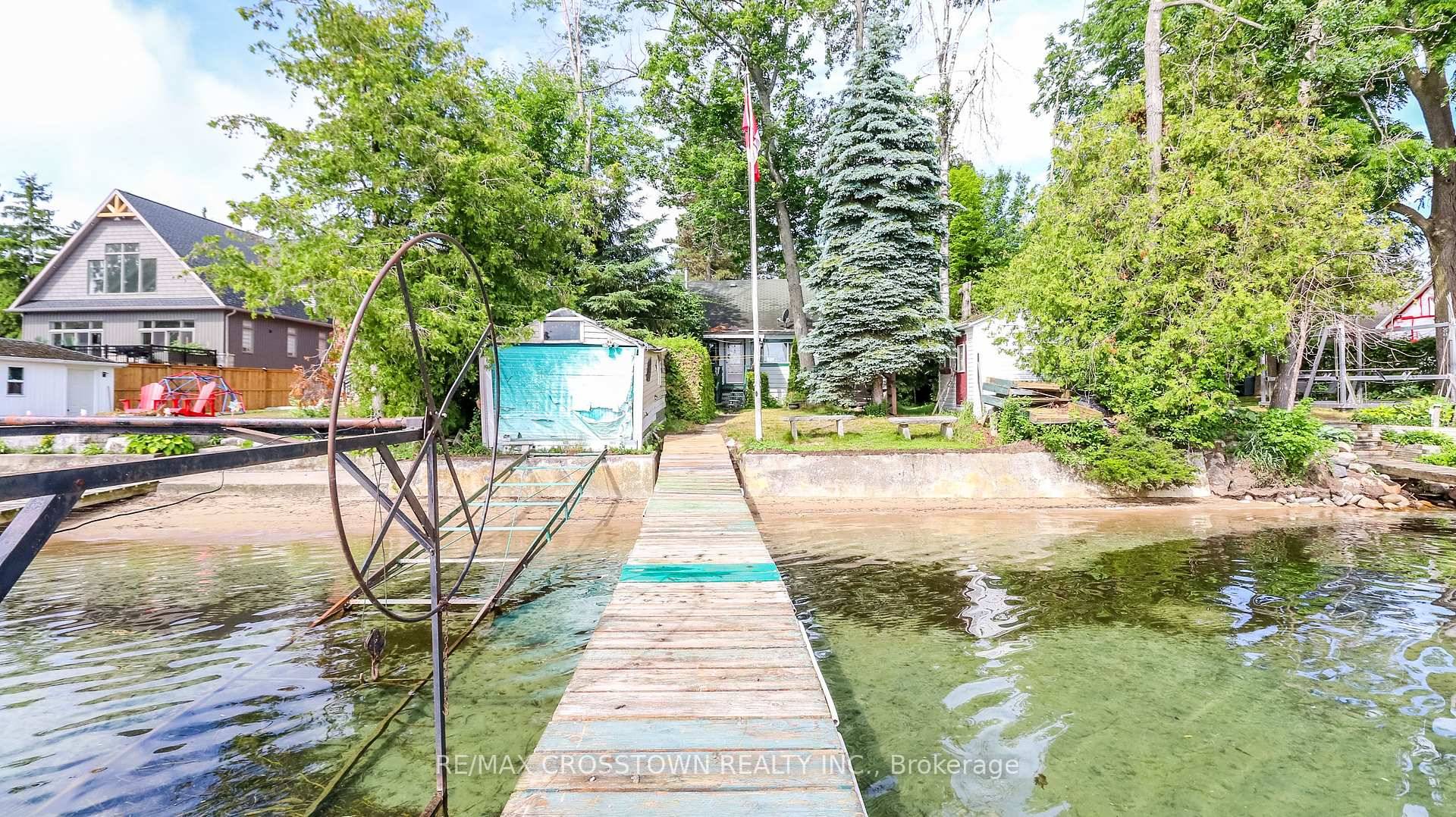 Welcome to your lakeside on beautiful Lake Simcoe, tucked away on the quiet, dead end street of Simcoe Blvd awaiting your personal touches.