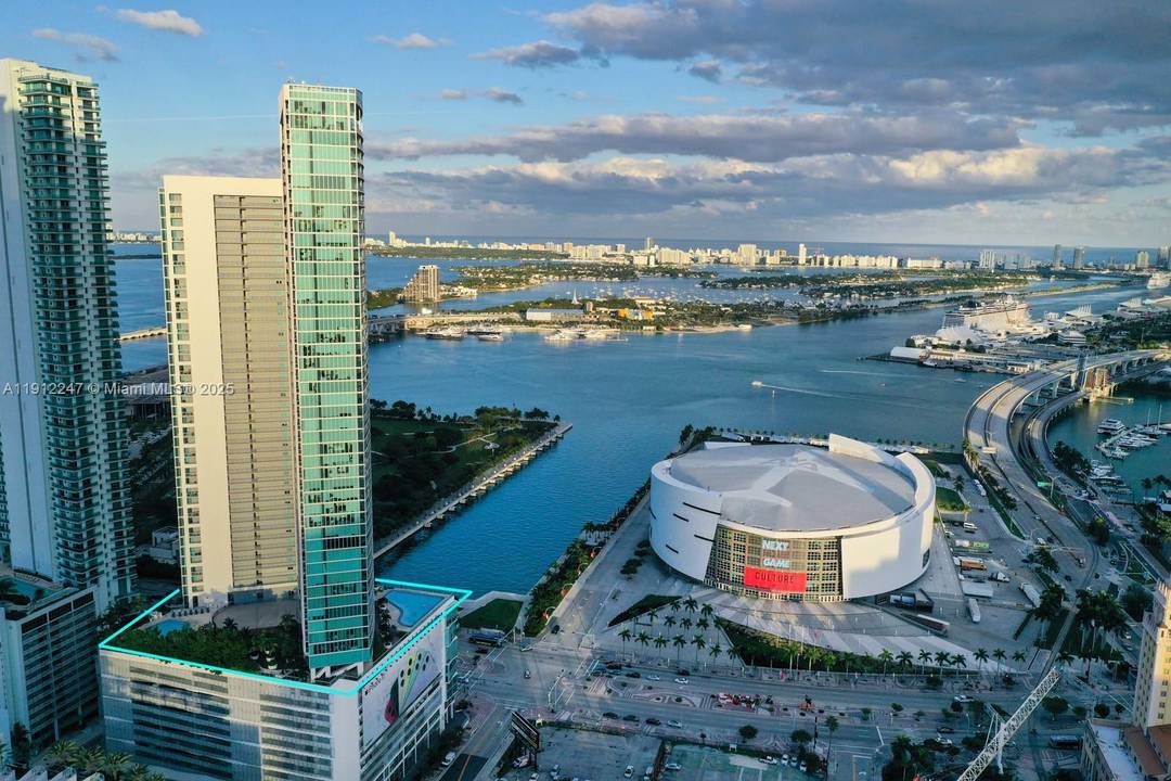 Spectacular 1 Bed 1. 5 Bath Condo Located in the Heart of Miami in the Marina Blue Condo.