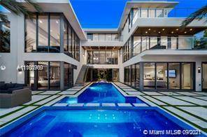 This Ultra Modern three story residence w rooftop solarium is just steps off Las Ola's and a 2 minute walk from all the Fabulous Restaurants and shops.