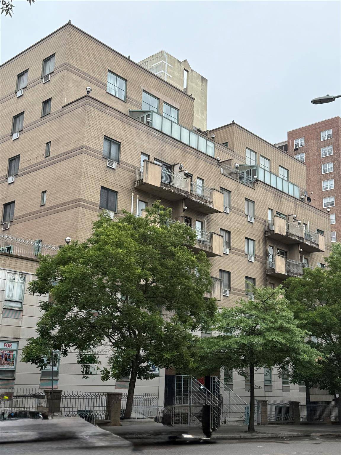 Apartment in excellent condition, walk to all, 24 hours doorman, 1 Parking Space included, Common charge included heat and hot water.