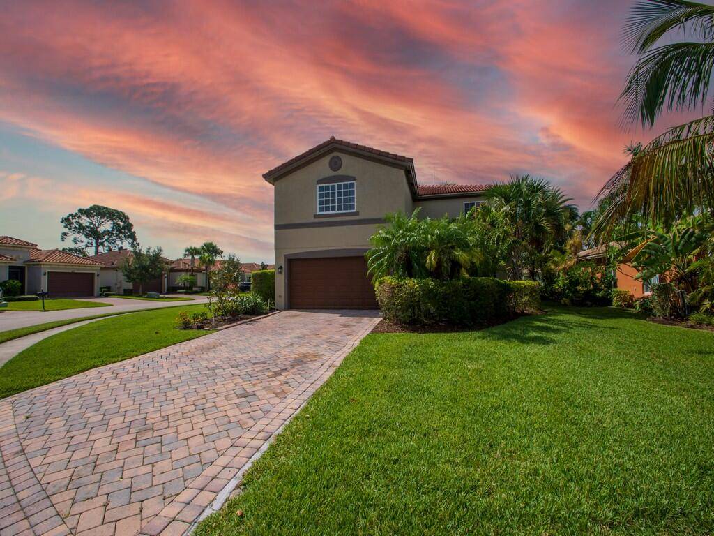 Need a lot of space ? Check out the ''Rubens'' Model home w a sprawling 6BD, 4BA Loft situated nicely on a large corner lot.