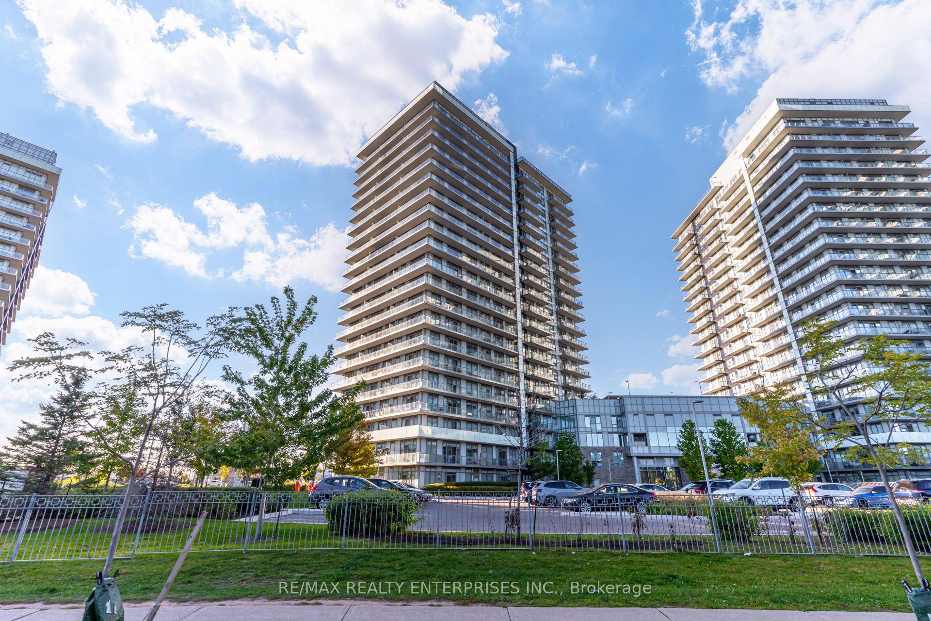 Located in the heart of Erin Mills, step into this beautiful condo at Erin Square by Pemberton.