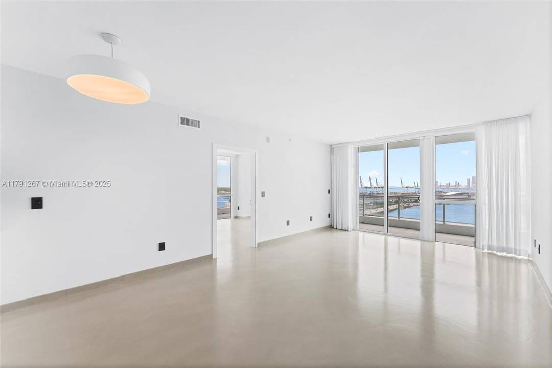 This corner 2bed 2bath unit has spectacular Biscayne Bay and Downtown Skyline views.
