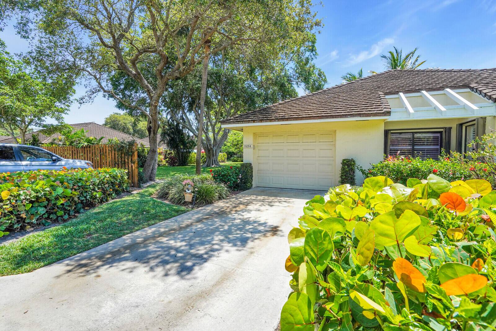 MAINTENANCE FEE COVERS ROOF REPLACEMENT COST 100, HVAC 2023, WATER HEATER 2020 Welcome to Twelve Oaks, one of North Palm Beach's most sought after gated waterfront communities.