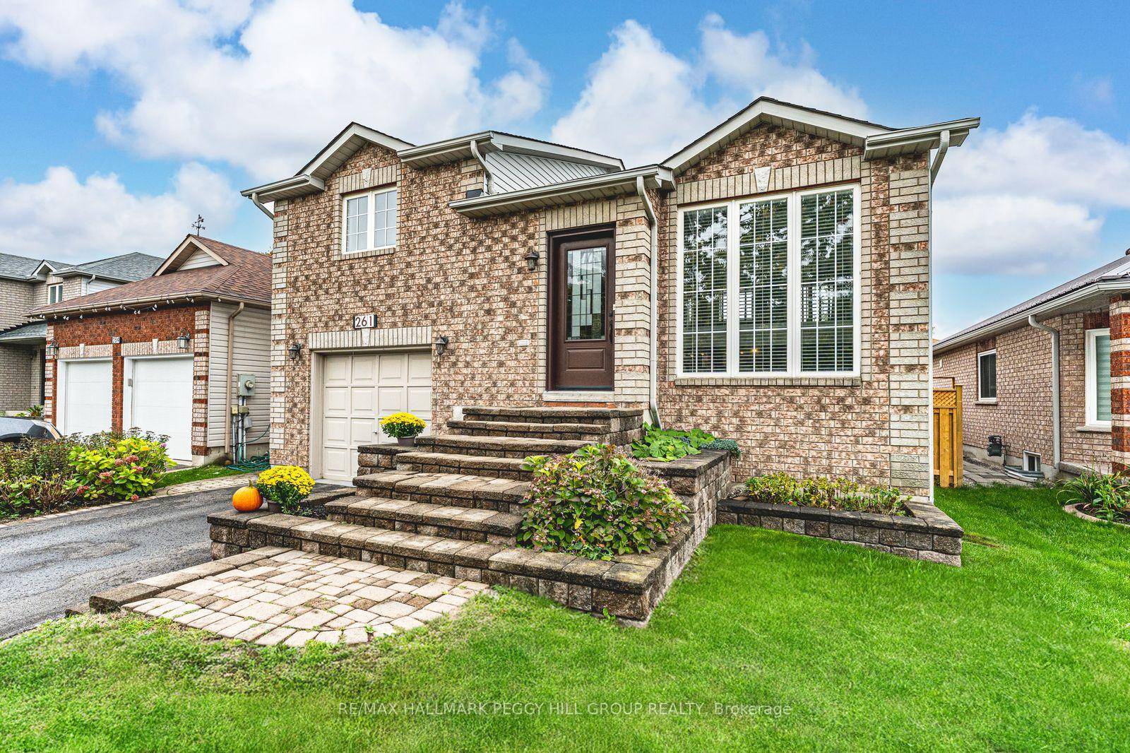 SETTLE INTO COMFORT, CONVENIENCE, amp ; STYLE IN THIS PRIME HOLLY ADDRESS !