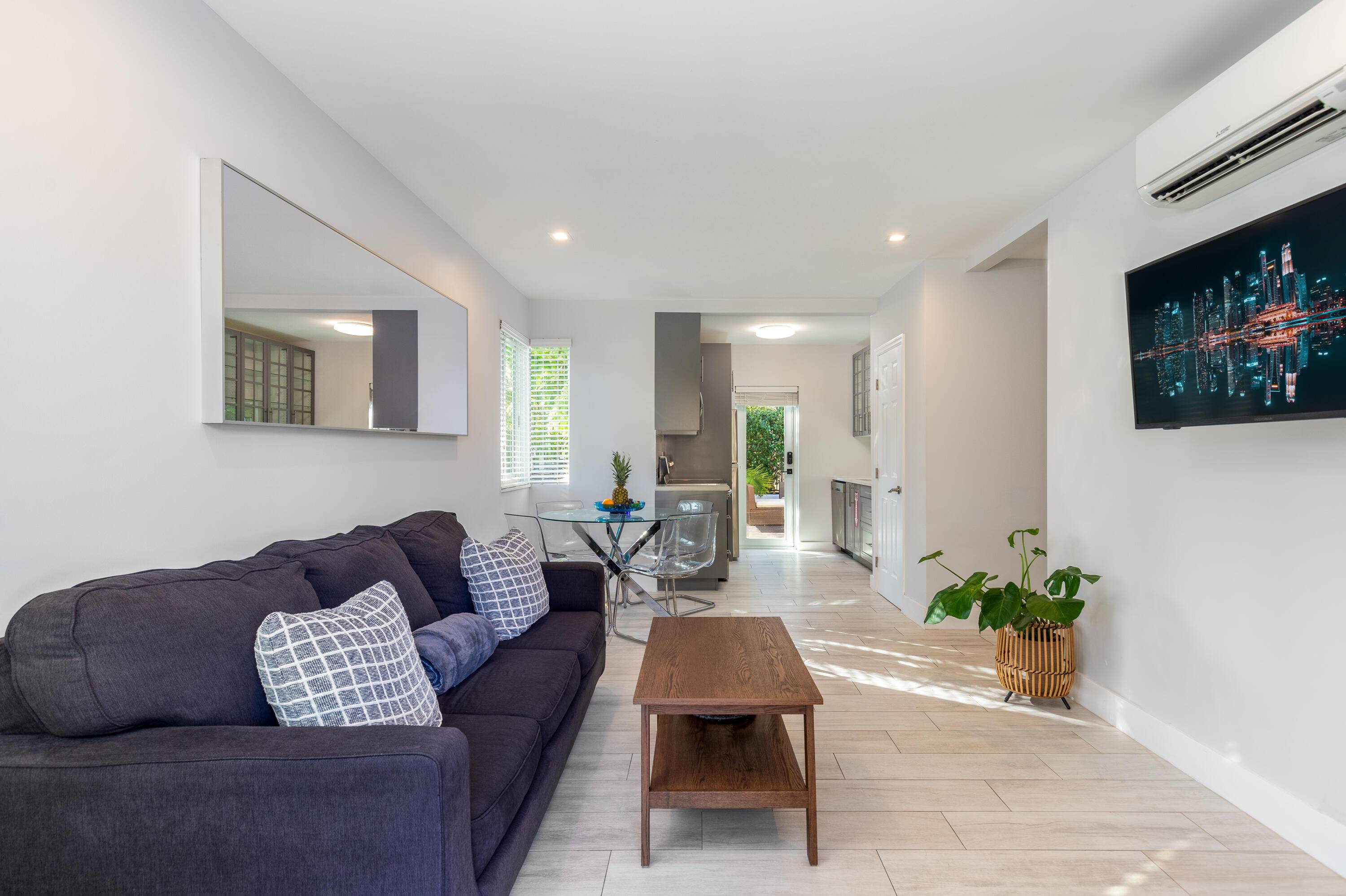 Bright and ultra clean one bedroom steps to Las Olas !
