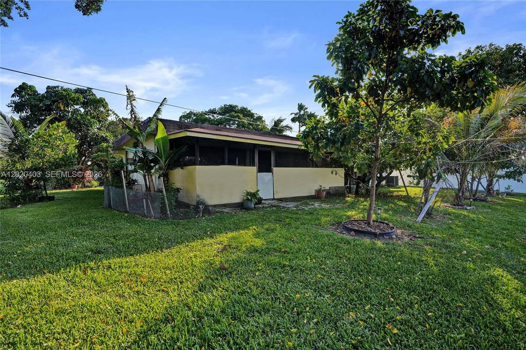 Exquisite, beautiful 2BR 2BA waterfront home in Mainland's of Tamarac Lakes Section 9.