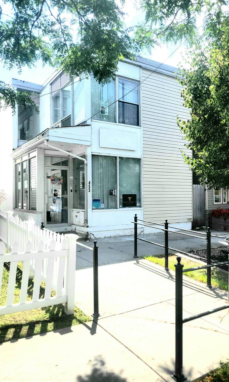 Monticello on Broadway offers a unique opportunity in a bustling location !
