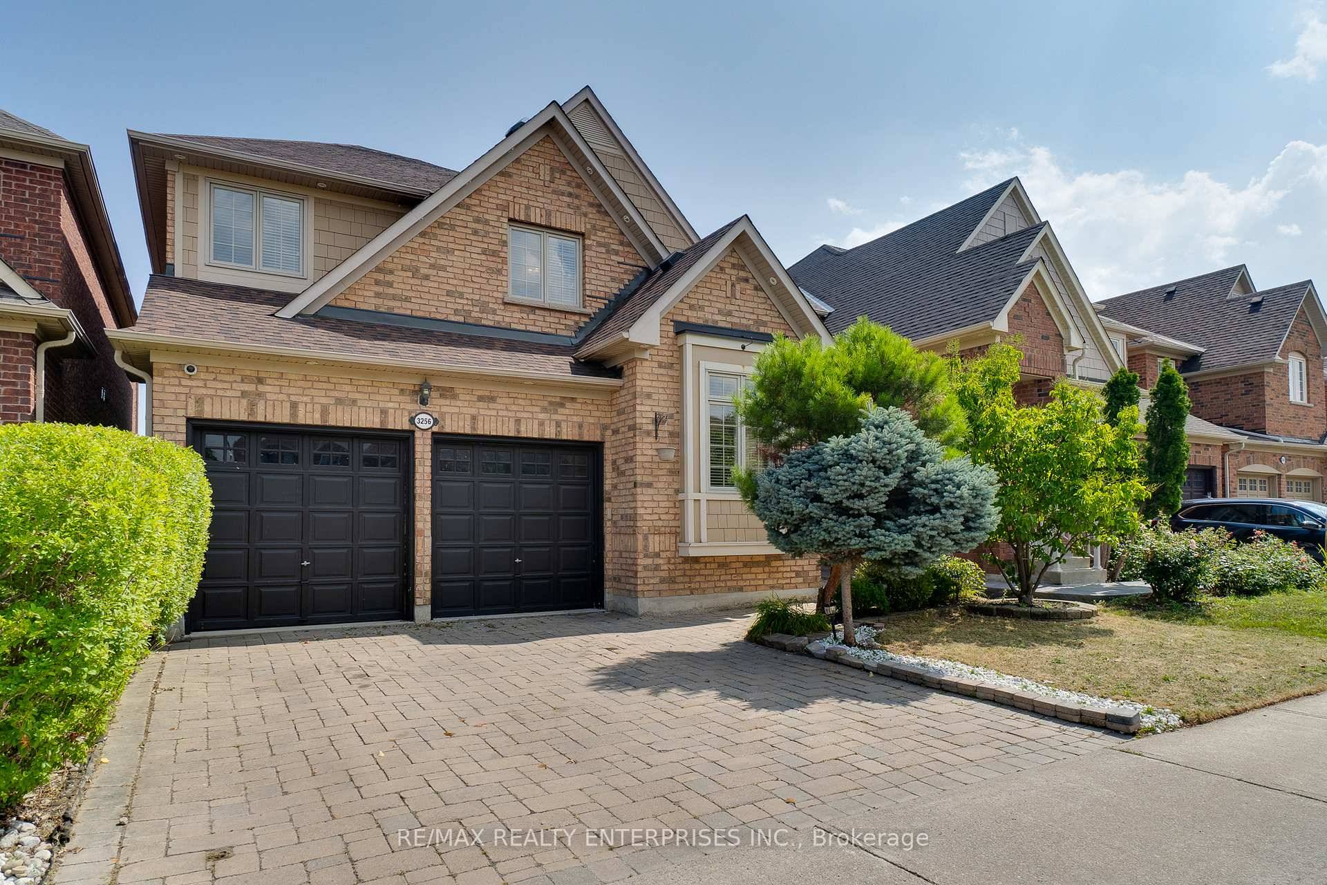 Welcome to 3256 Escada Drive a distinguished luxury detached 2 storey home in the prestigious Churchill Meadows community.
