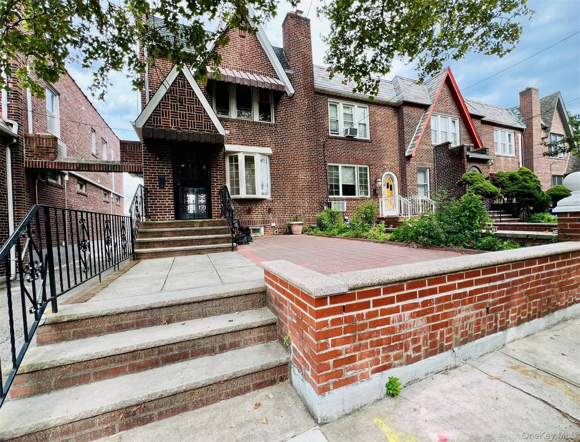 Charming Tudor Semi Attached house in Middle Village !