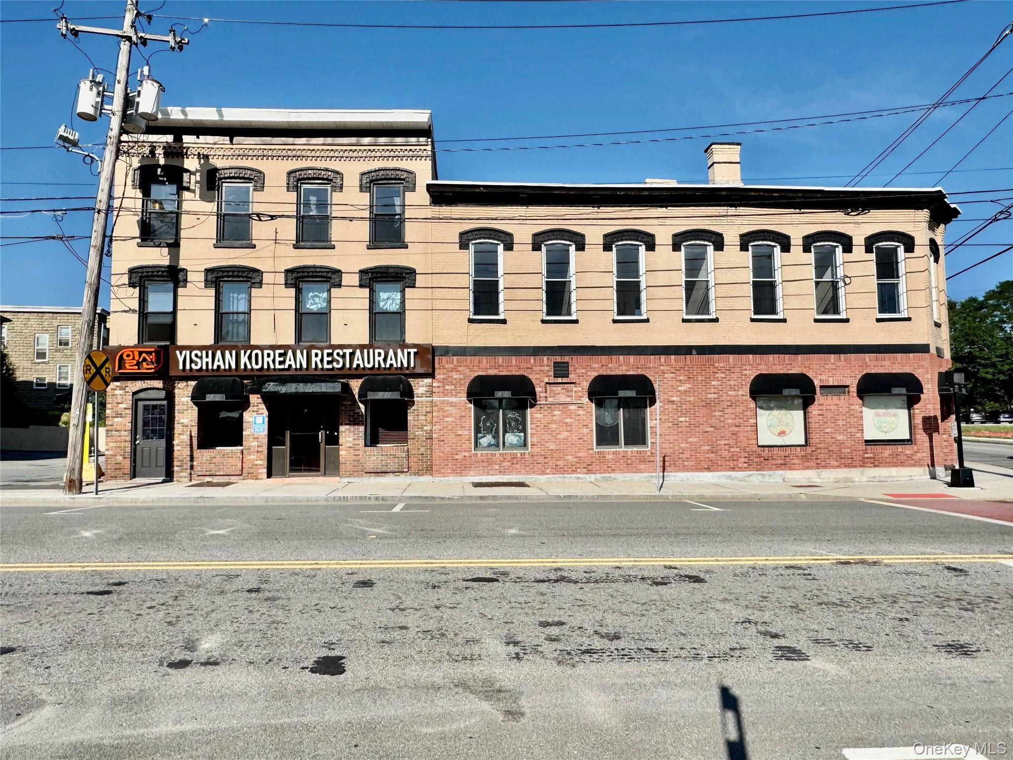 Prime Mixed Use Property for Sale in Historic Middletown Discover an exceptional investment opportunity in the heart of Middletown !
