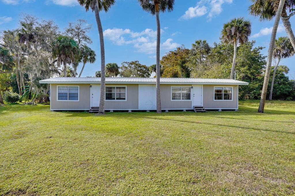 Investment opportunity ! This unique 4 lot package in Moore Haven offers a versatile setup perfect for generating rental income.