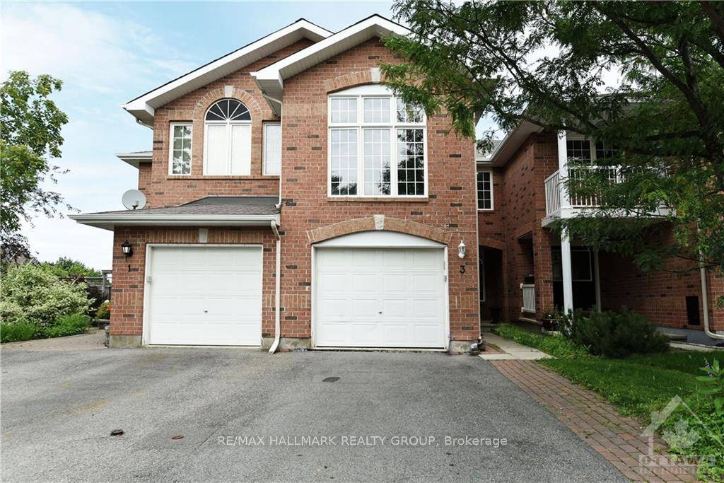 Beautiful Family Home in the Heart of Kanata !