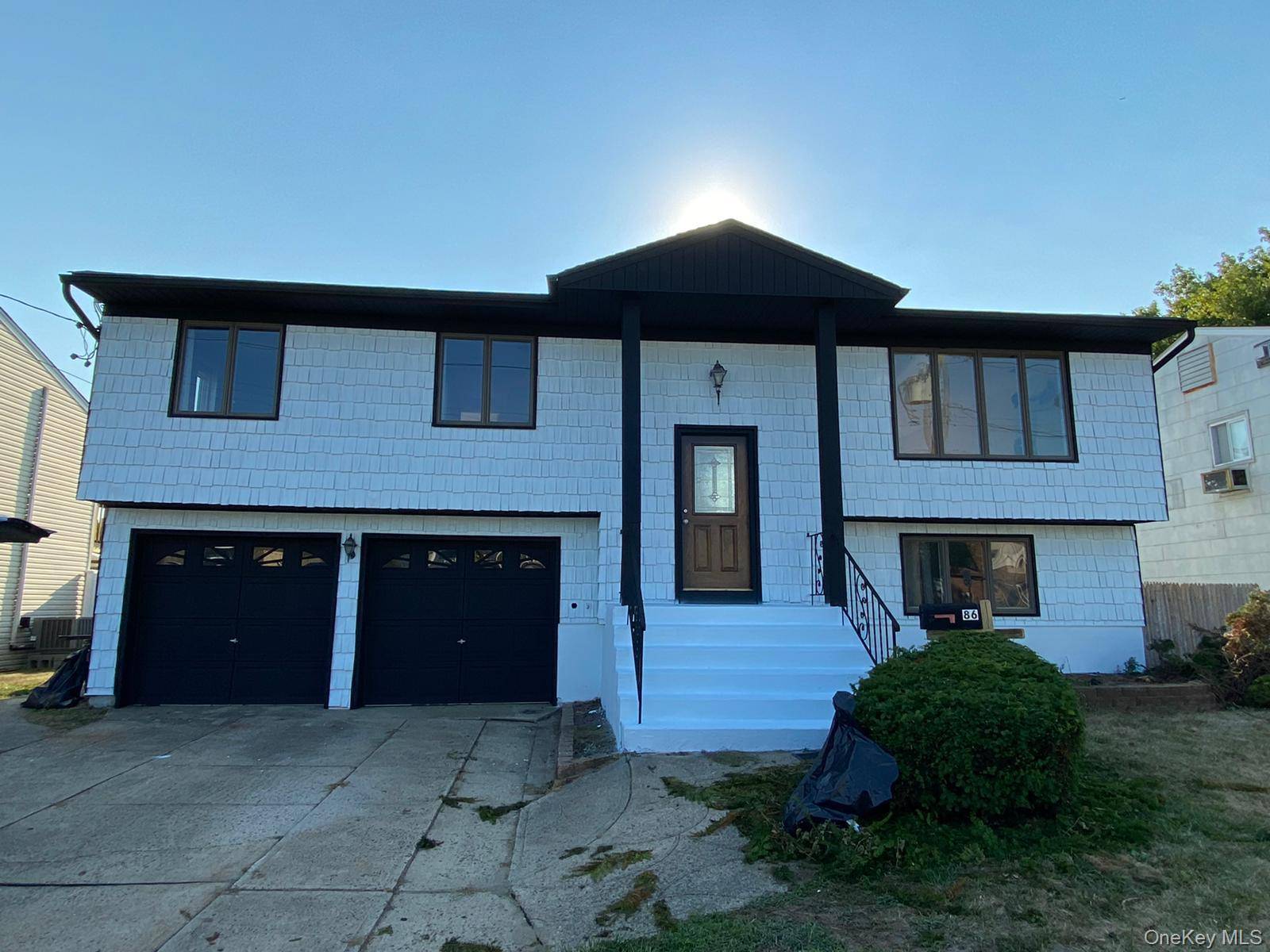 Just Listed 86 Empire Blvd, Island Park Welcome to this Wide Line Hi Ranch offering 4 spacious bedrooms and 3 full baths, perfectly set on a 60 x 100 lot ...