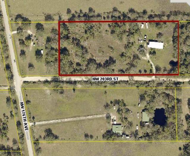 Welcome Home, this property offers a Doublewide Mobile Home with 4 bedroom, 2 baths and a Florida Room that could be a 5th Bedroom.