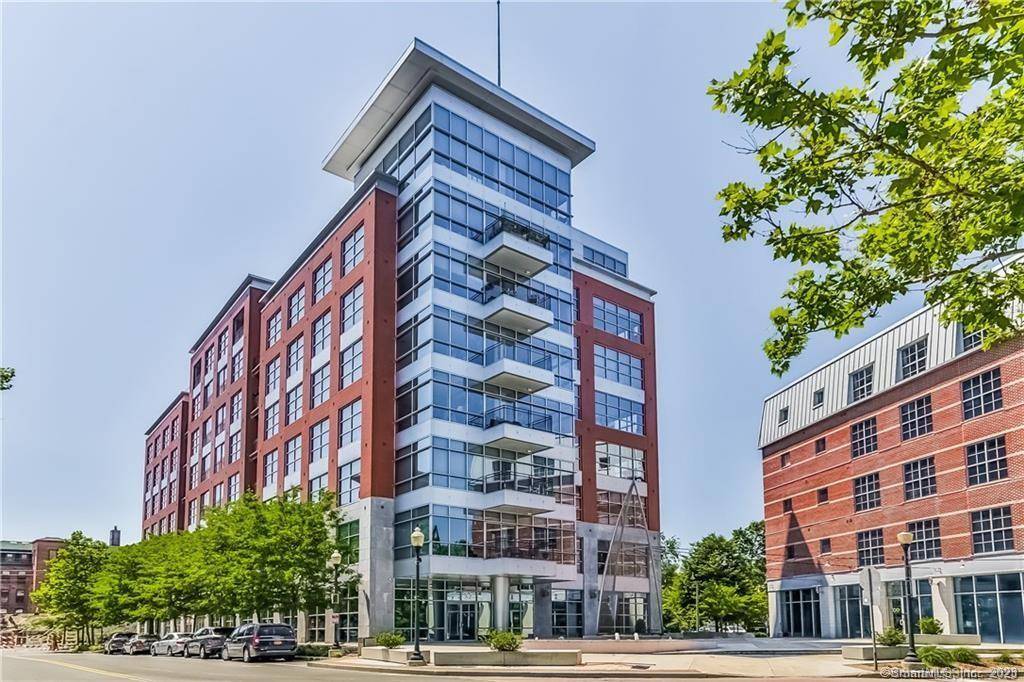 Experience wonderful water views of the Norwalk River, Norwalk Islands, and the Harbor from this beautifully situated 6th floor residence.