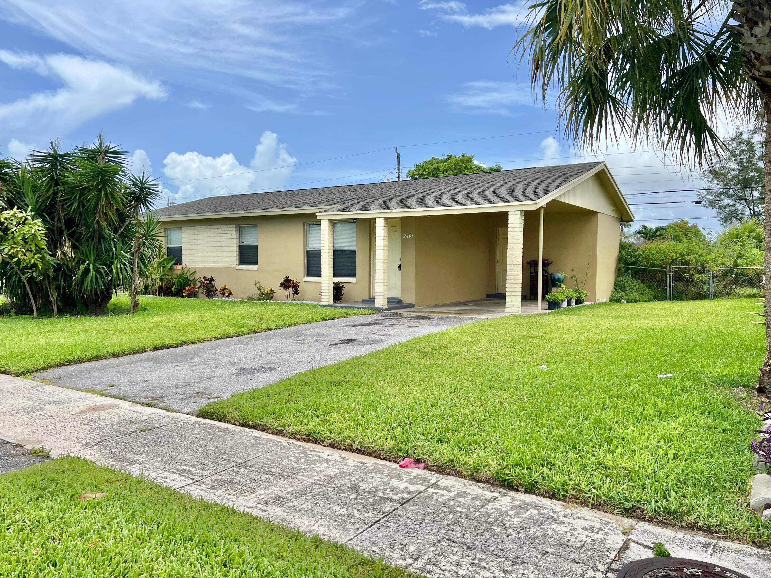 Nice home with lots of Curb Appeal !