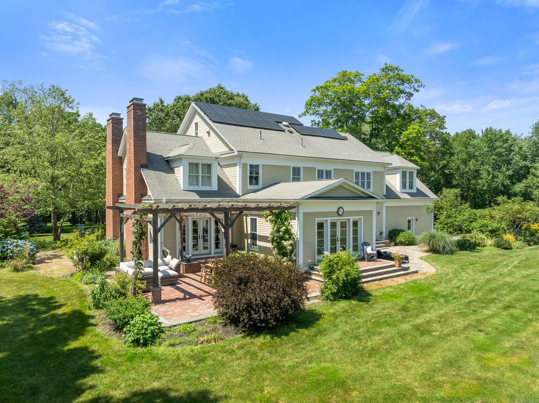 LUXE MODERN FARMHOUSE w 4 STALL BARN on OVER 10 ACRES !