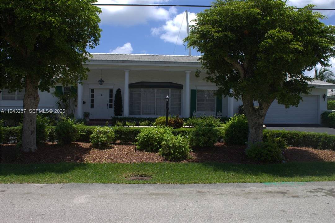 Colonial customer home in gated community of Easter Shores.