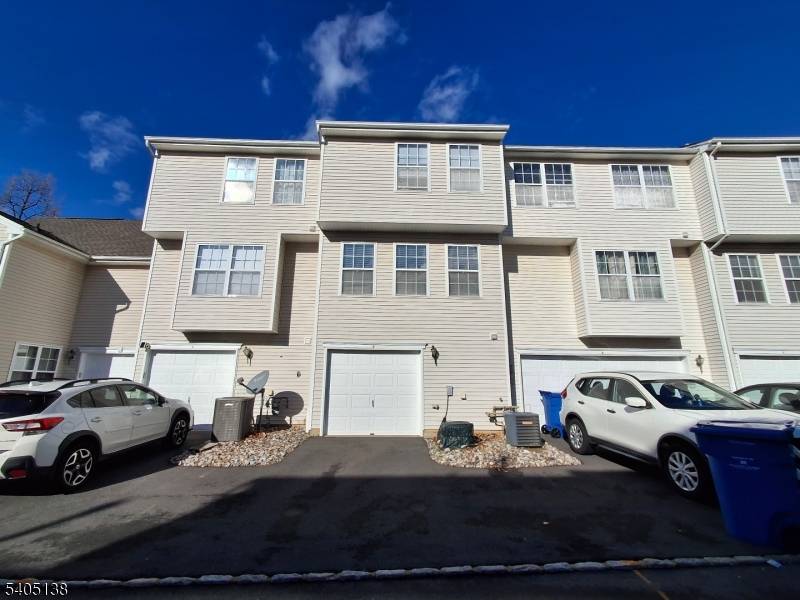 Welcome to This Spacious and Bright Townhome with light pouring in through large windows, offers all new engineering flooring, Modern staircase flooring steps, 2 Bedrooms plus den possible 3rd Bedroom ...