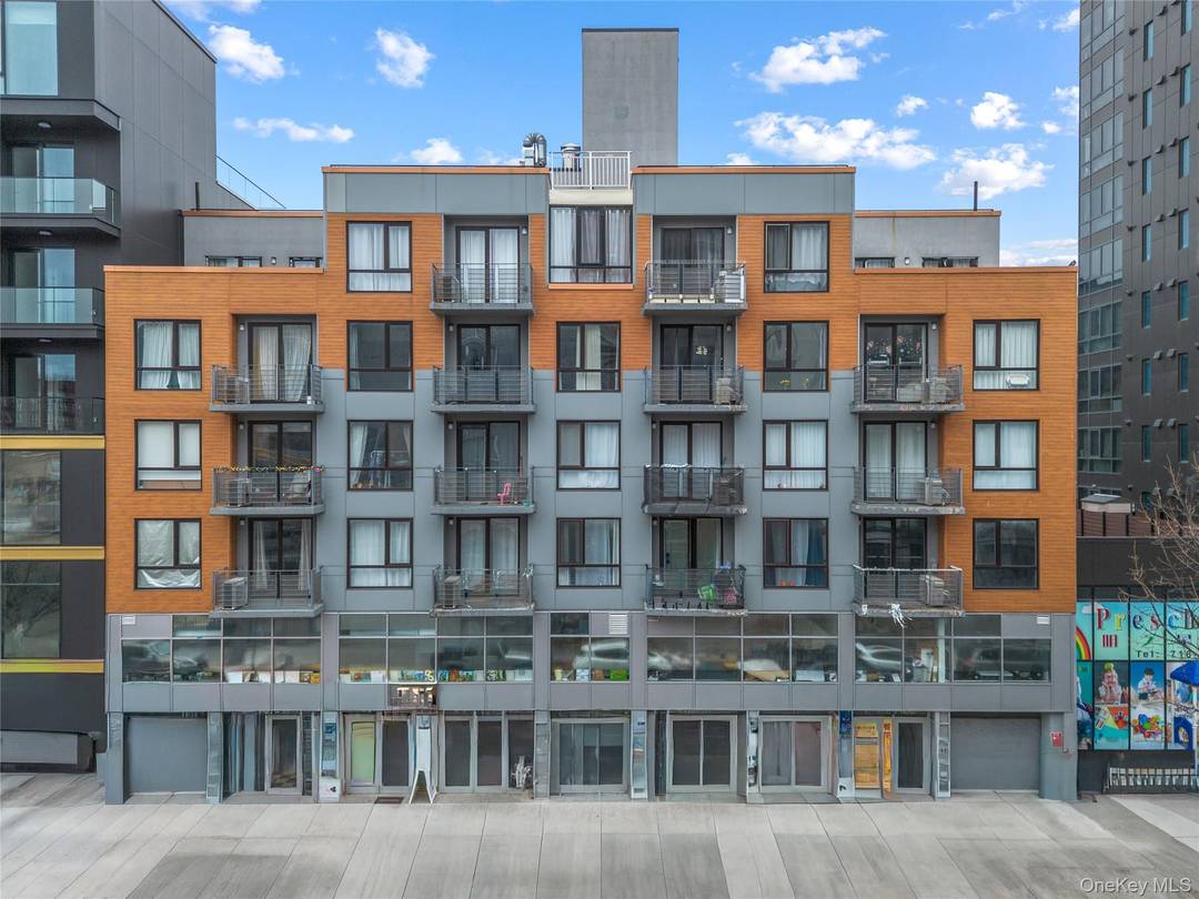 Elegant one bedroom condominium in a prime Flushing location.