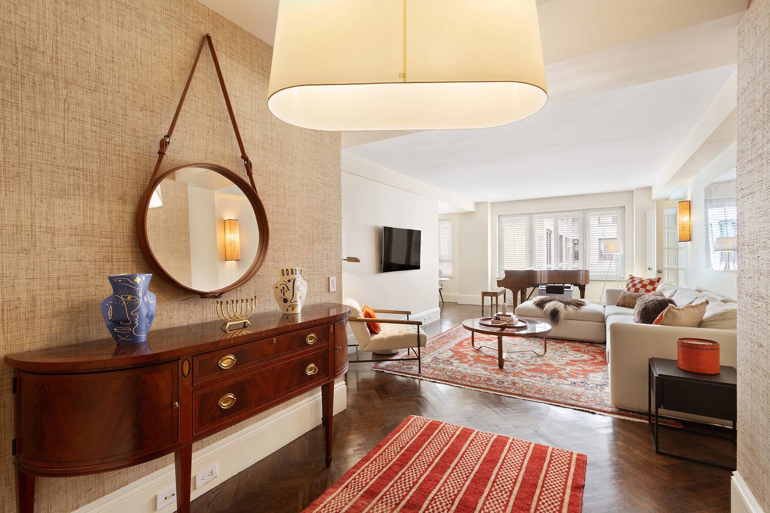 SHOWING BY APPOINTMENT M F AS PER BUILDING PROTOCOL From the moment you open the door to this gracious, 1014 sf one bedroom home, you are met with a sophisticated ...