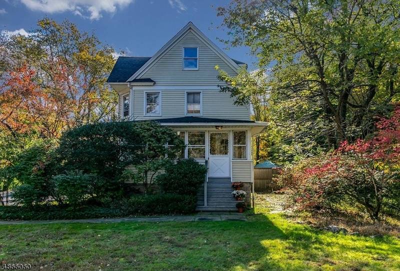 Fabulous, Move in ready Chatham Twp Colonial.