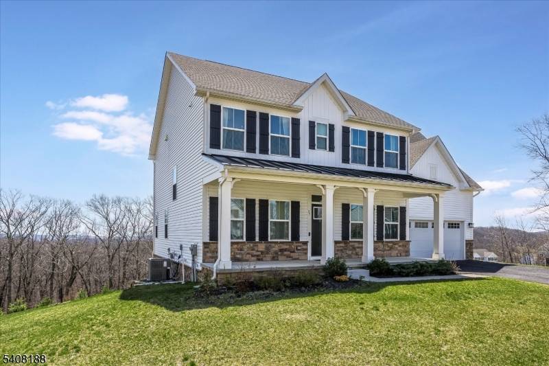 Stunning 2023 modern build offering the perfect blend of luxury, style, and move in ready convenience.