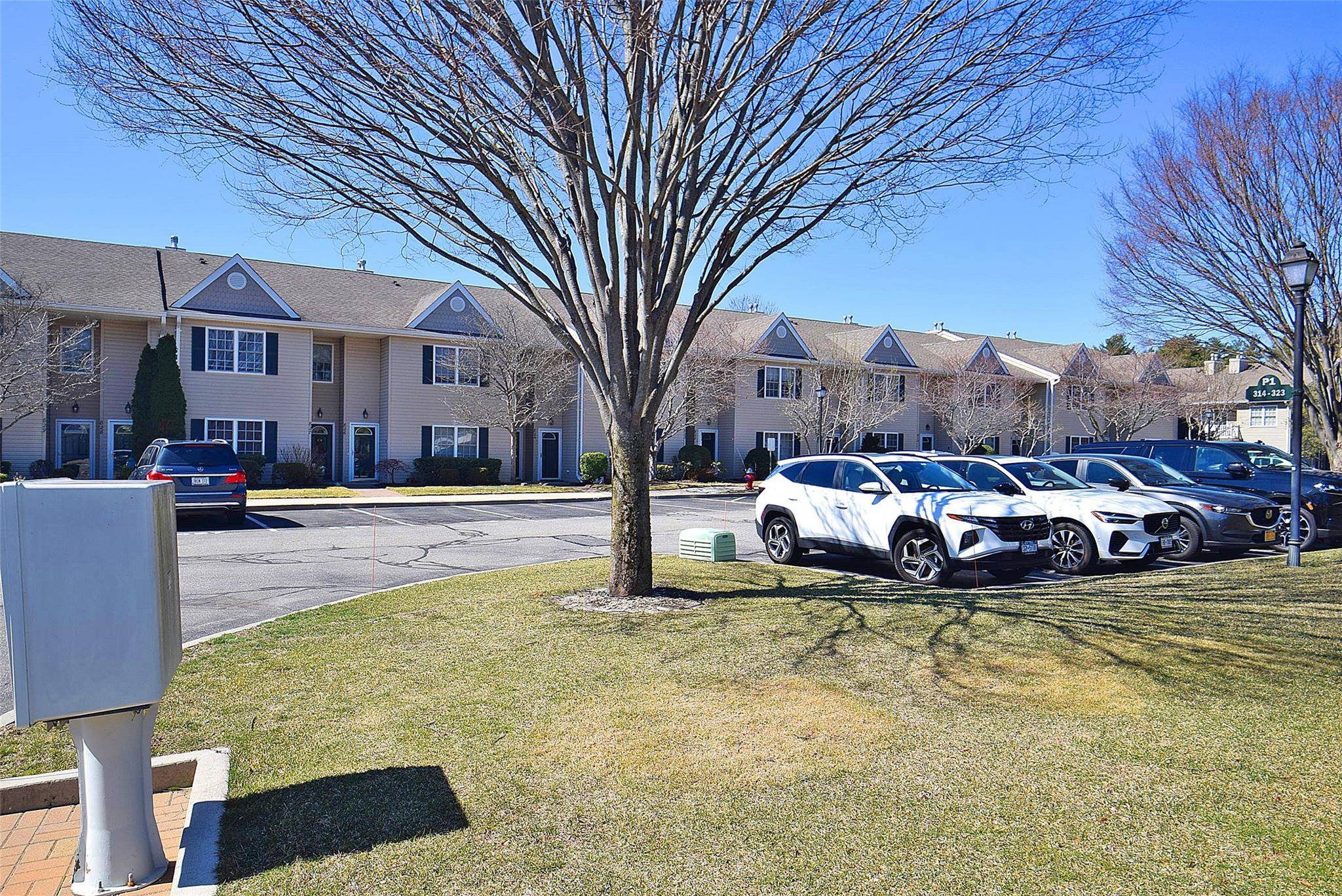 Beautiful 2 bedroom Condo with tons of natural light !