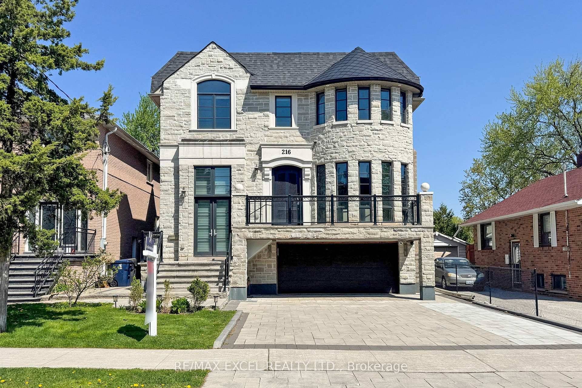 7 Year Luxury Custom Built Home With High End Limestone amp ; Brick Exterior.