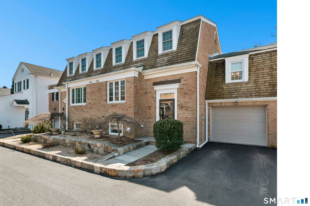 Delightful turn key townhome in coveted Cobbler's Green, just a short stroll to New Canaan's award winning library and vibrant downtown with an array of wonderful shops, top notch restaurants, ...