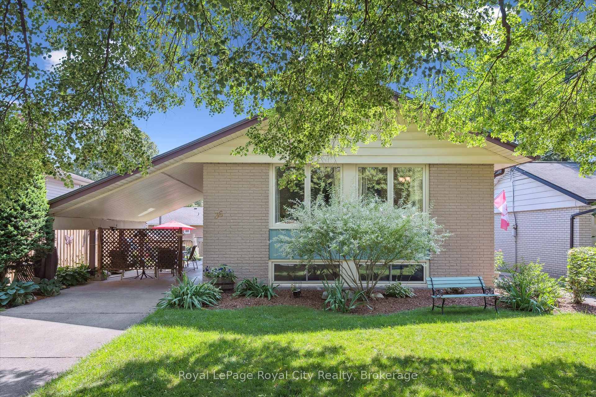 Charming Raised Bungalow in Riverside Park !