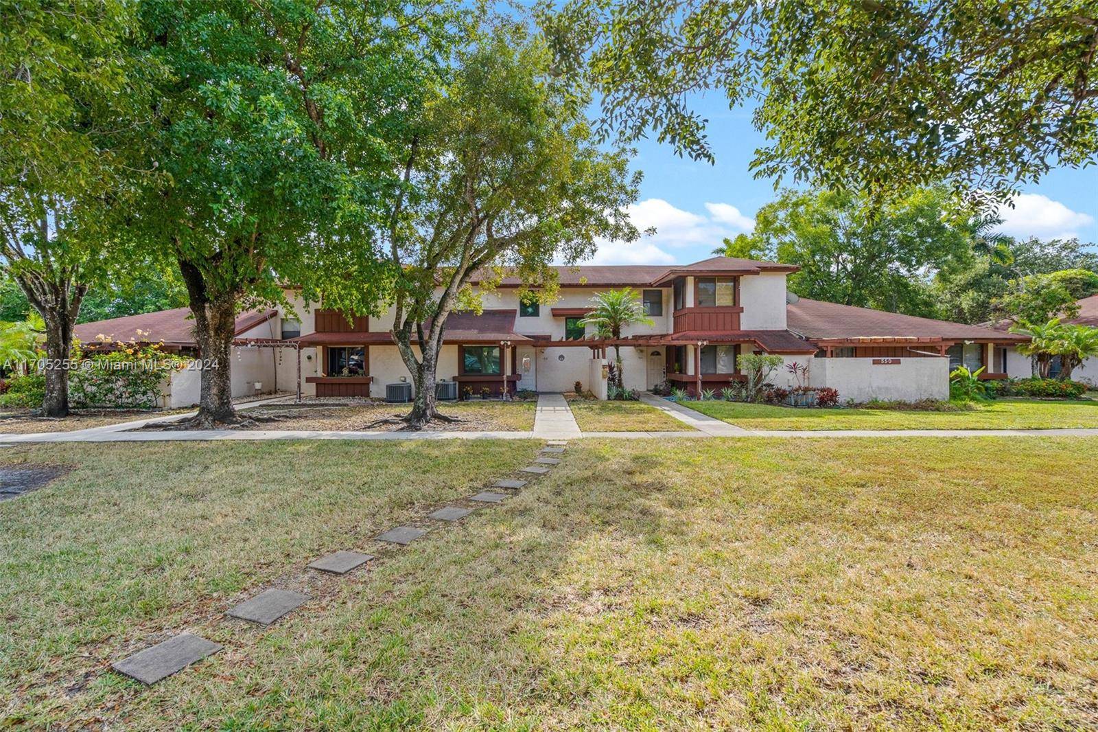 Don't miss this Spacious, Move In Ready, Misty Lake South townhome !