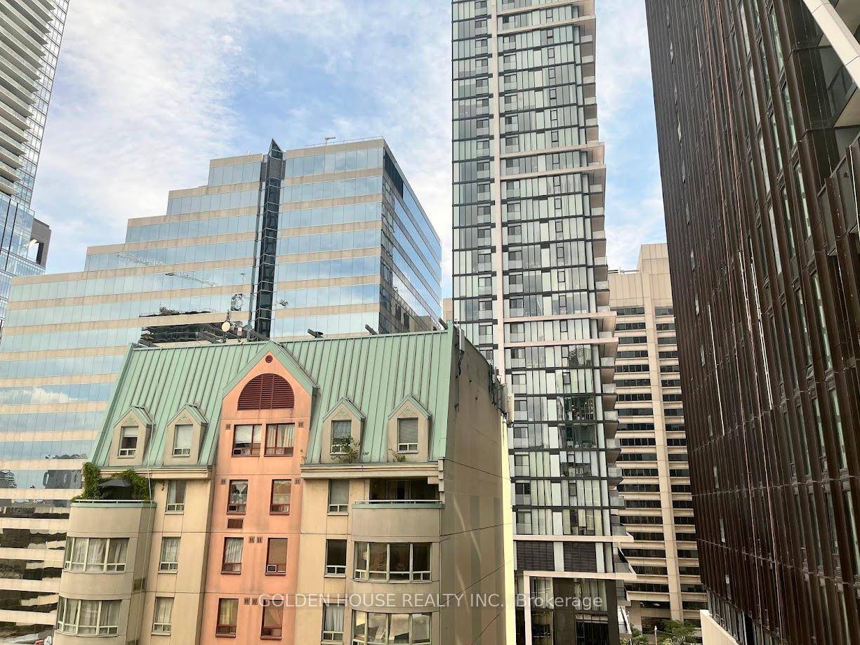 Artist Alley Luxury Condo At The centre of Toronto.