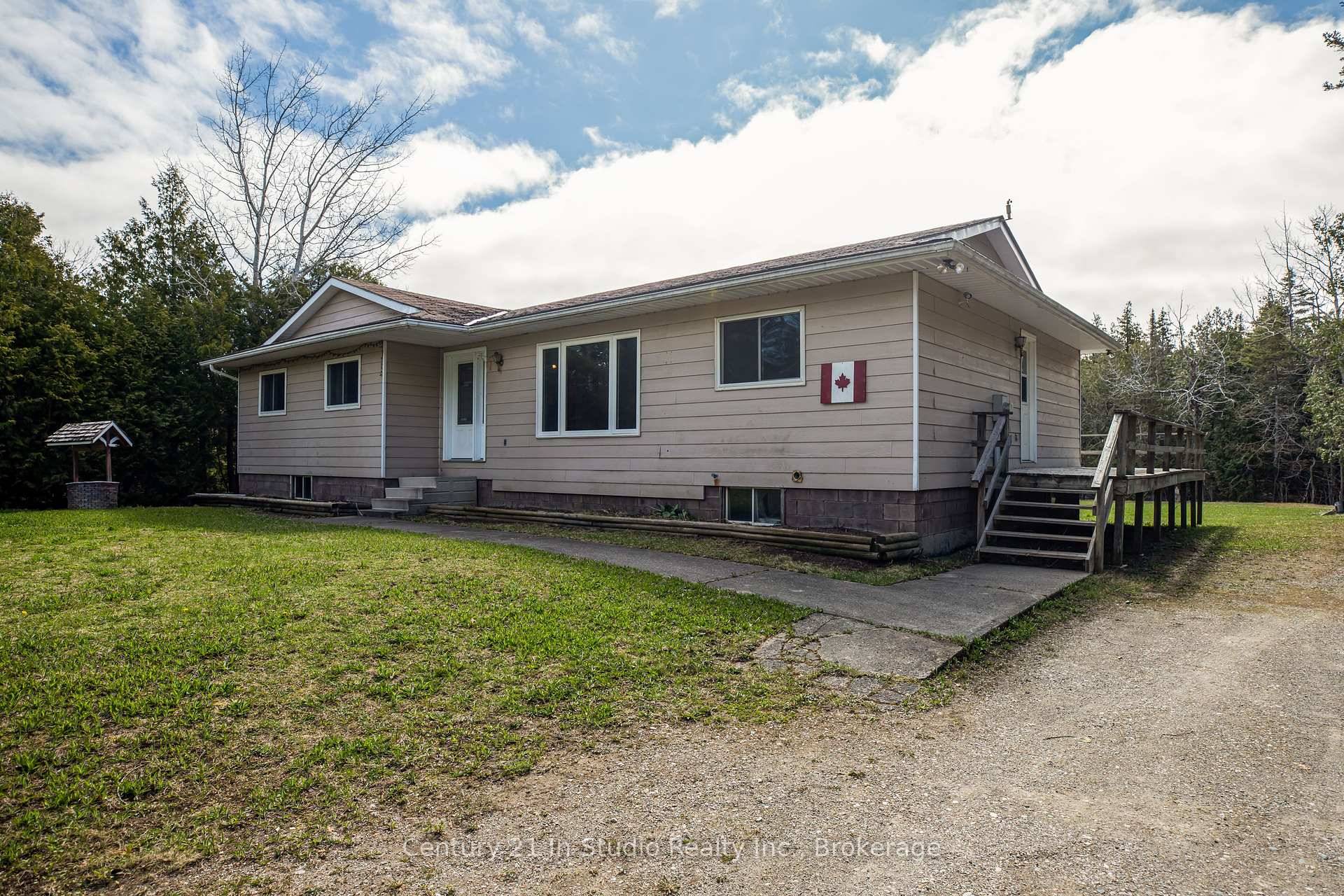 Welcome to 12 Nicholas Street ; A Prime Tobermory Location with Endless Possibilities !