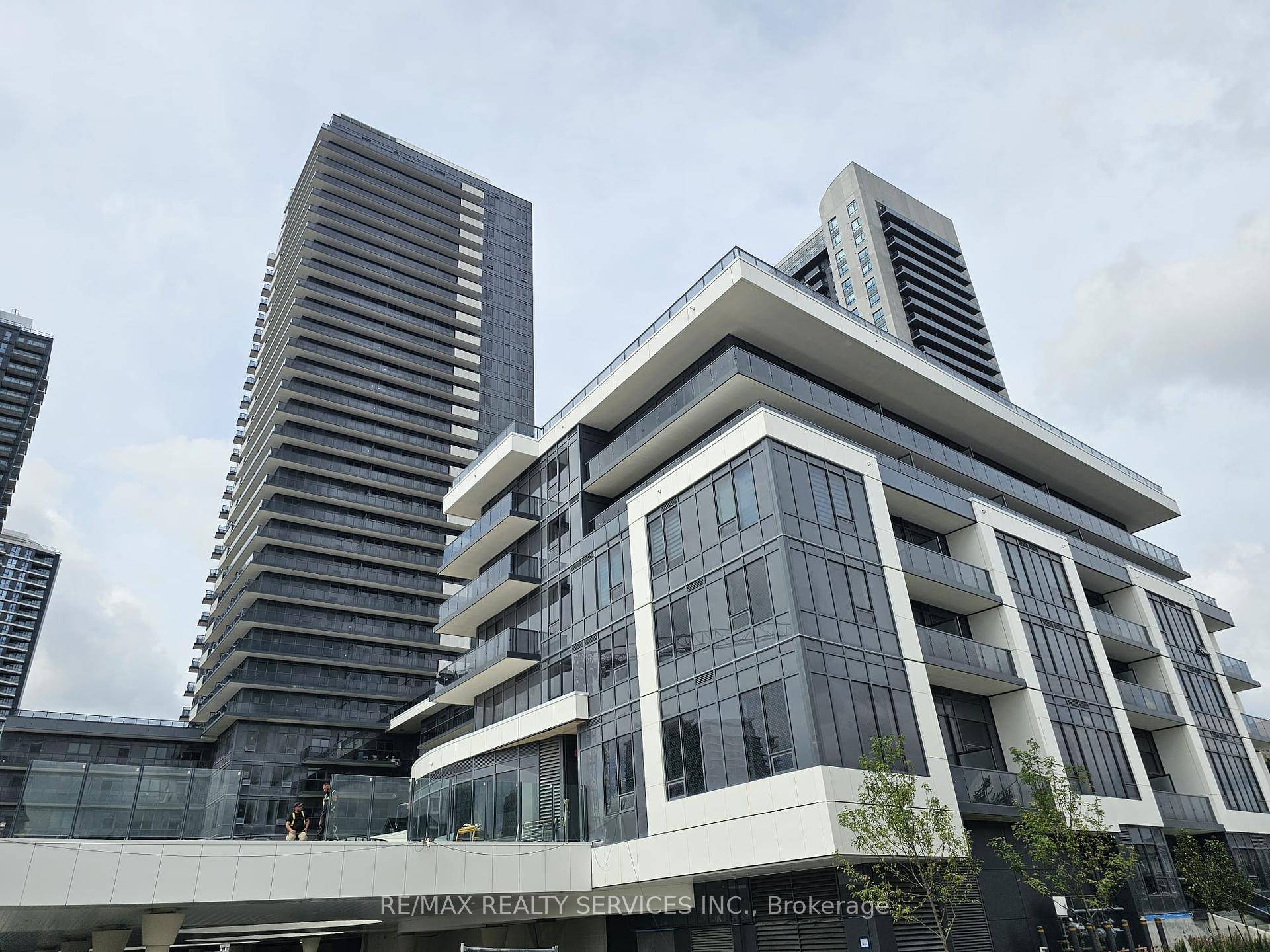 Brand New, Spacious 2 Bedroom 1 Bathroom Condo in the Heart of Mississauga !