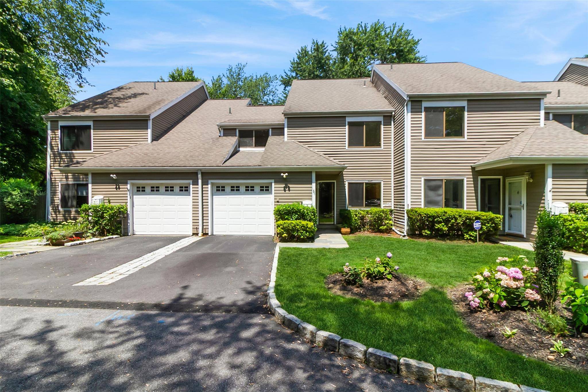 Beautifully kept spacious Townhouse with 3Bedroom, 2.