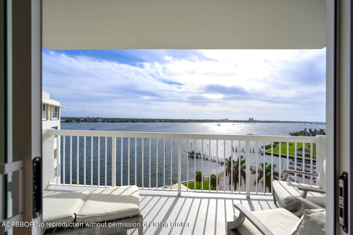 This spectacular 2 2 directly on the intra coastal waterway.