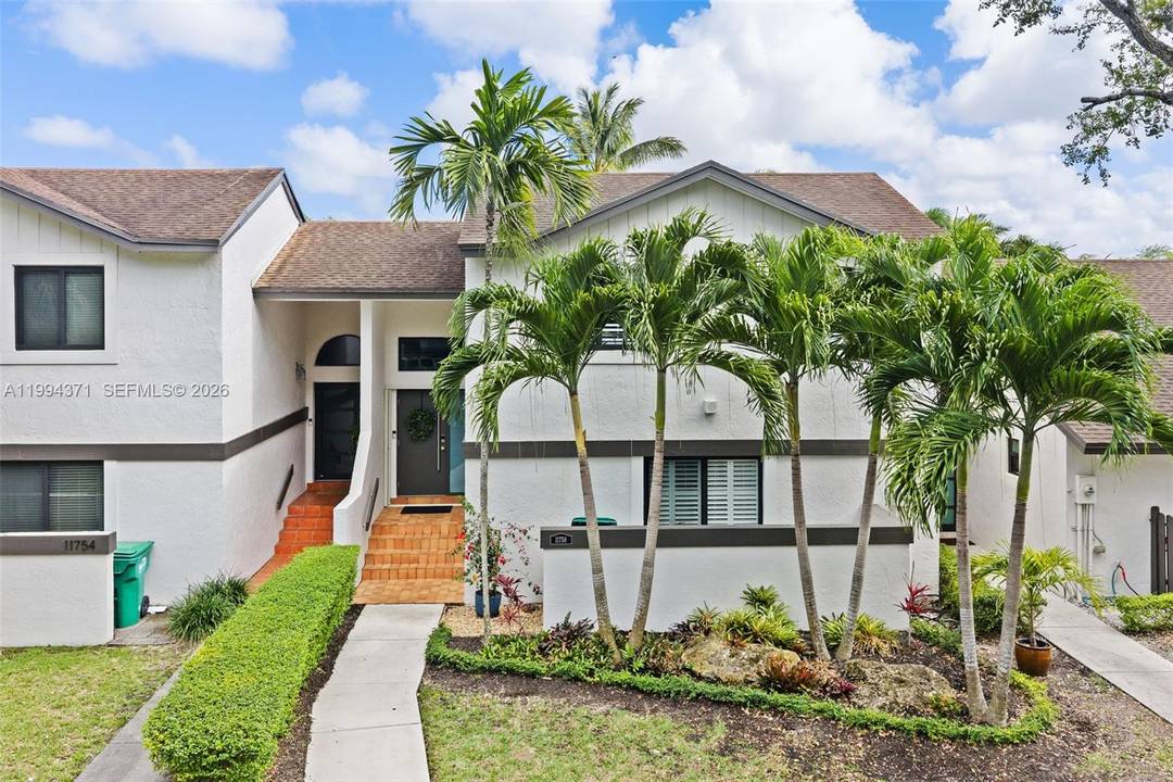 Shadywood Villas is a well maintained community of 100 townhomes in the thriving heart of Kendall.