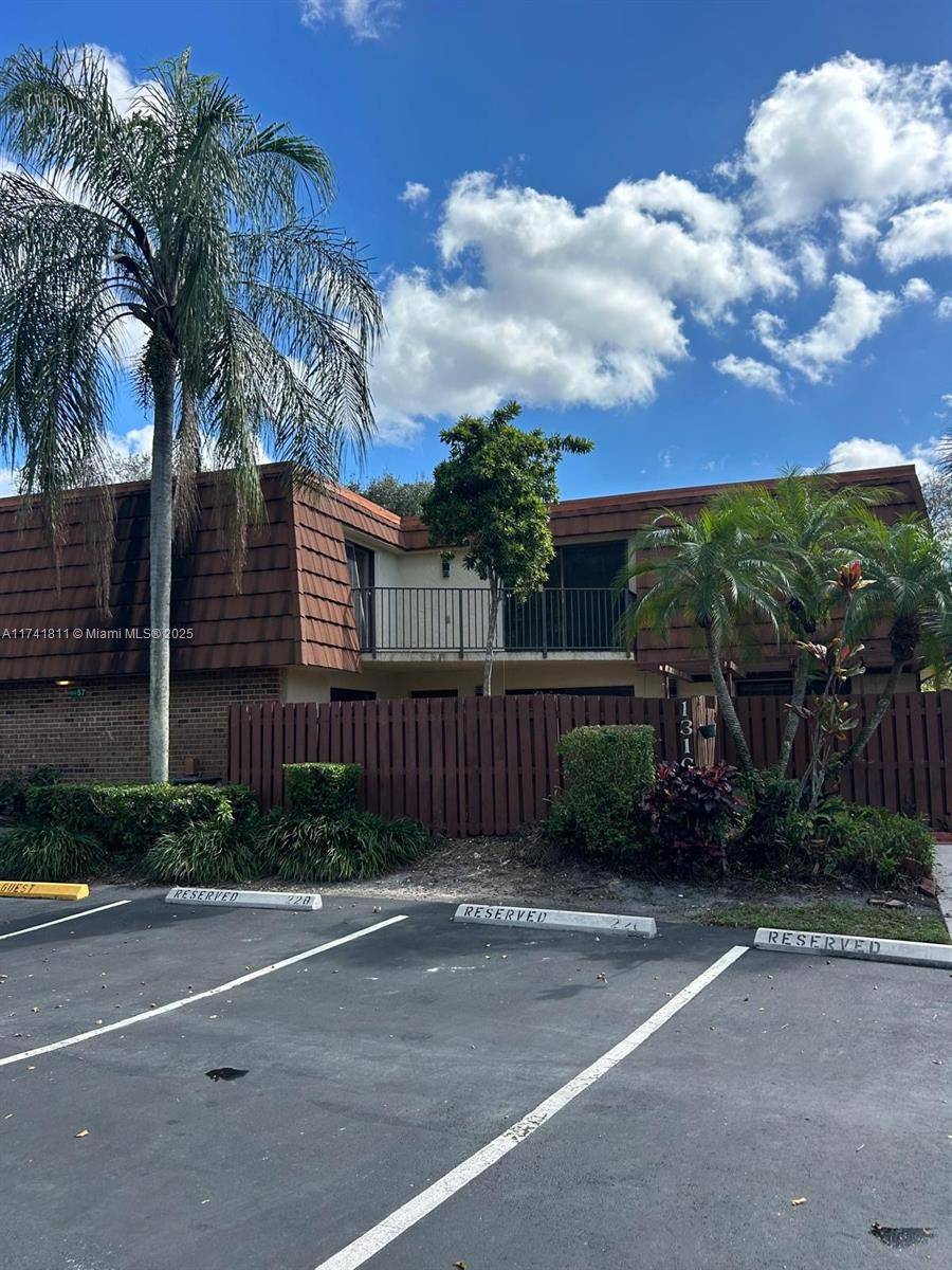 SPACIOUS TOWNHOME IN THE HEART OF DAVIE.