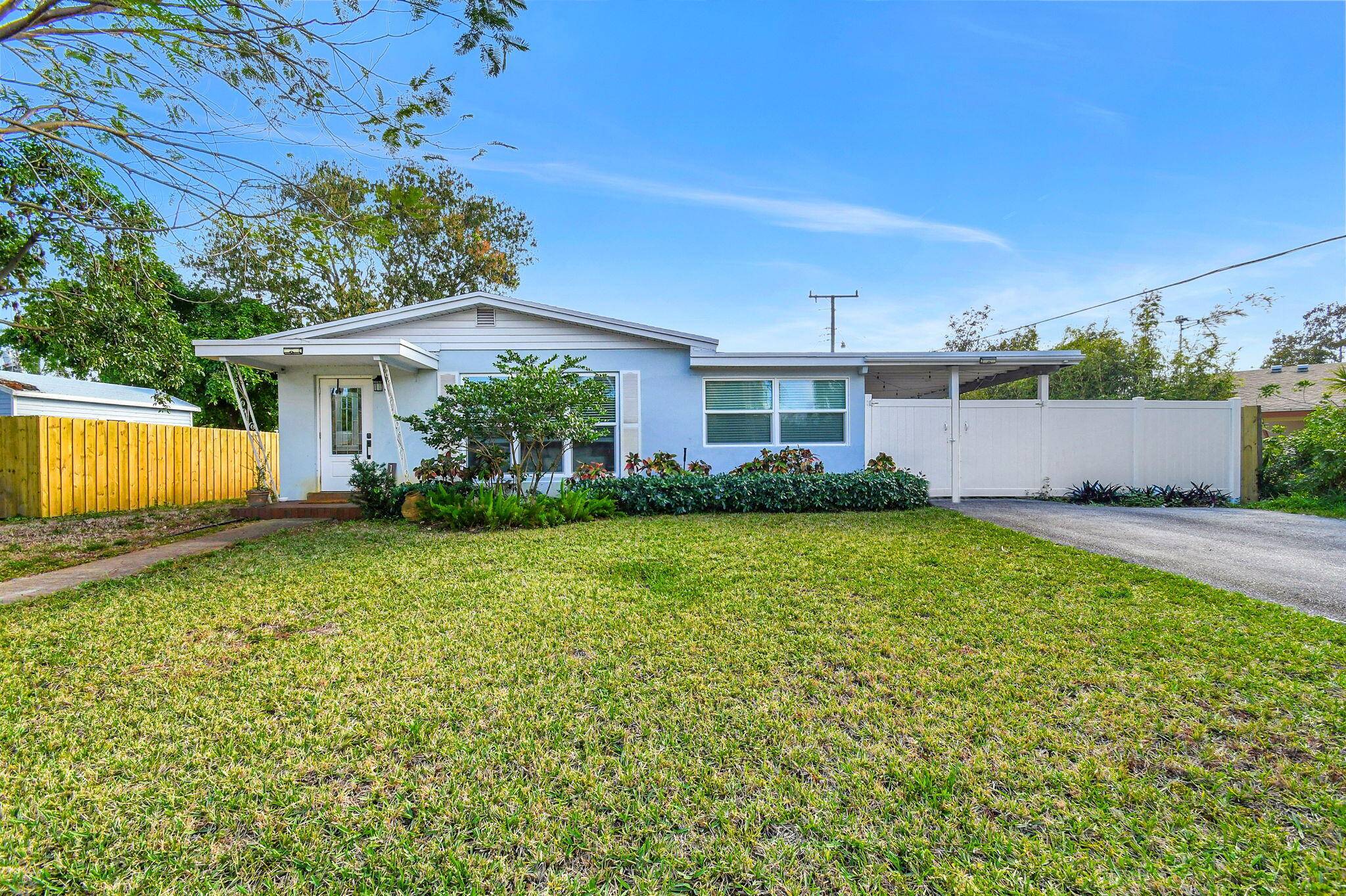 Welcome to 1446 W Perry St, Lantana a beautifully renovated home with no HOA !