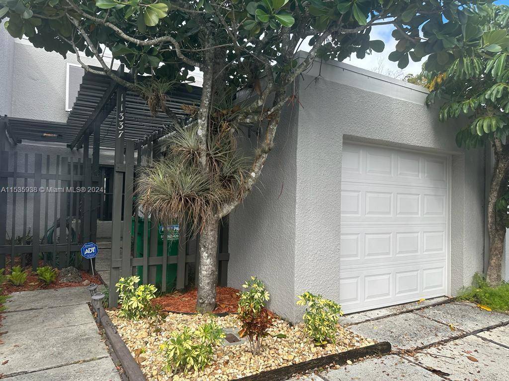 Beautiful and spacious townhouse in the desirable city of Pembroke Pines.