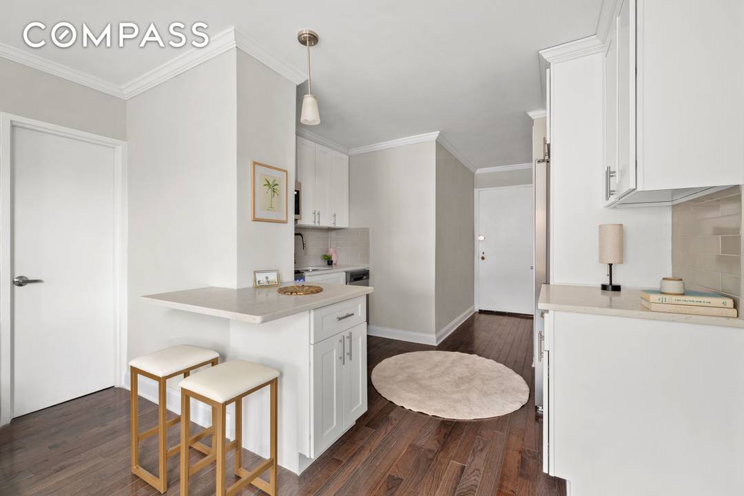 Bright and Spacious Renovated Studio in Fort Greene Sunny and inviting, this large renovated studio at Fort Greene s University Towers offers double exposures to the north and east, filling ...