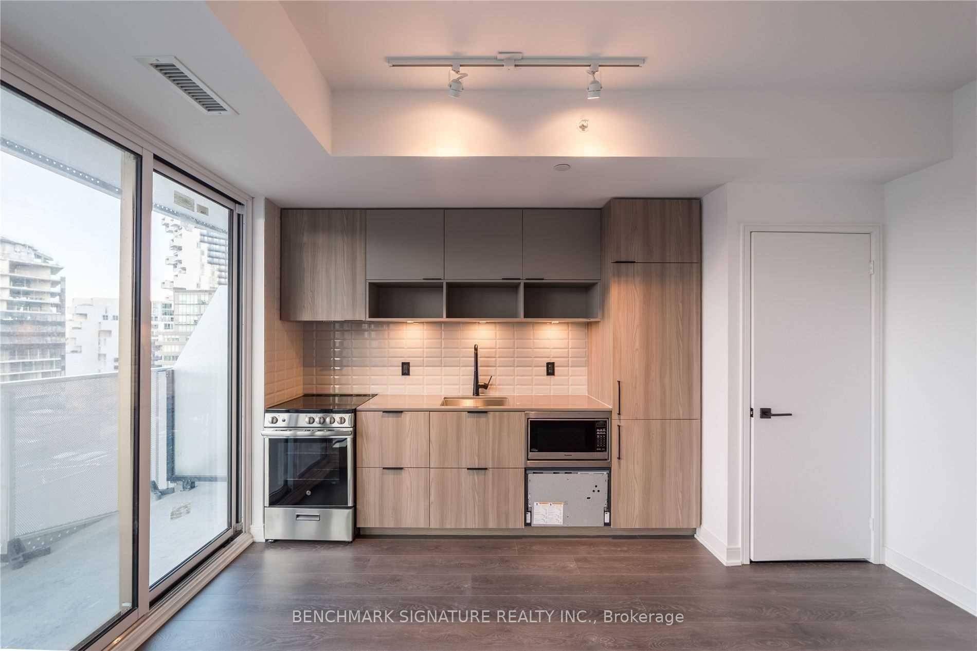 Beautiful, bright 1 Bedroom Available In The Canary Block Condos !