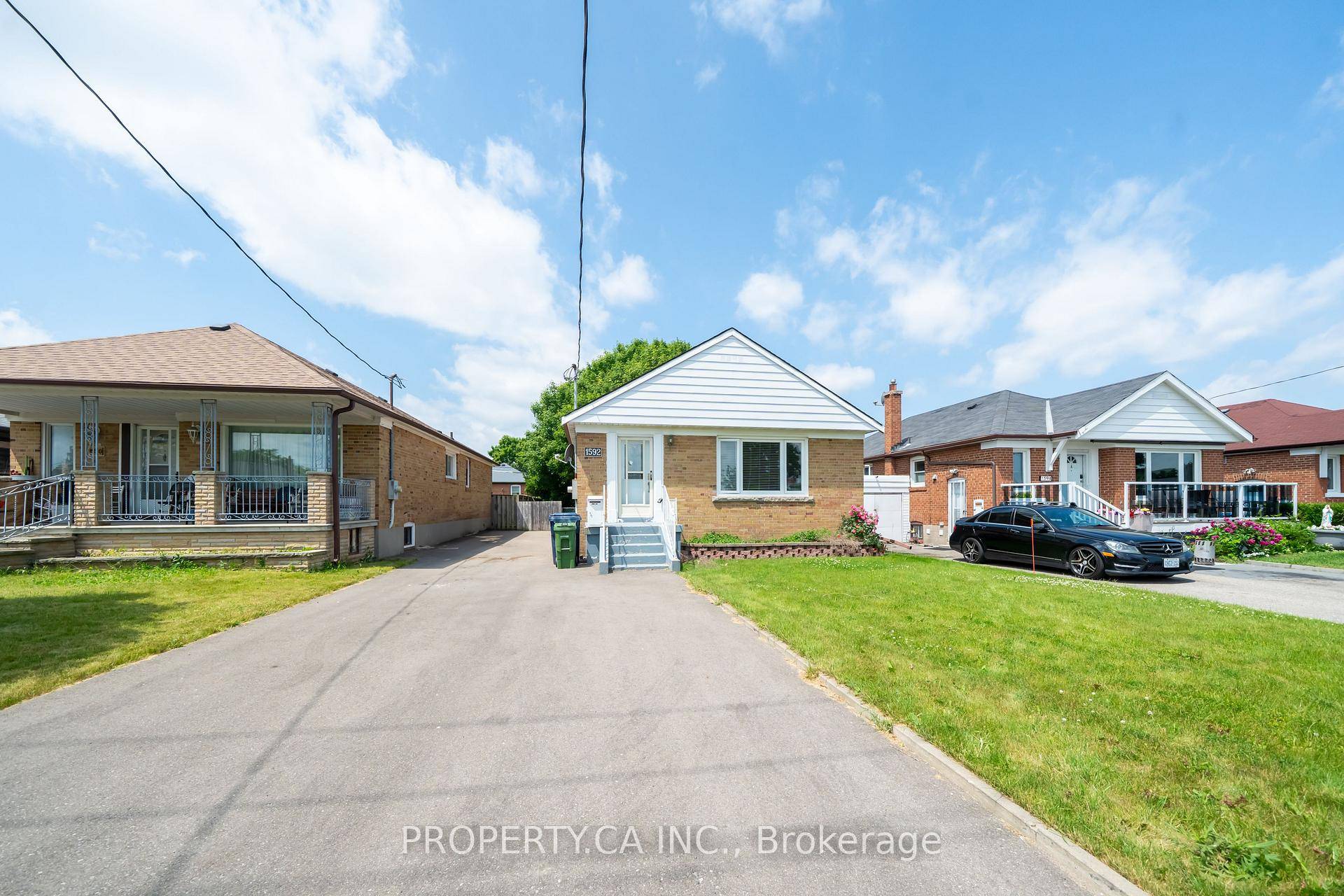 Welcome to this bright and charming 3 bedroom home located in the highly sought after Wexford Maryvale community !