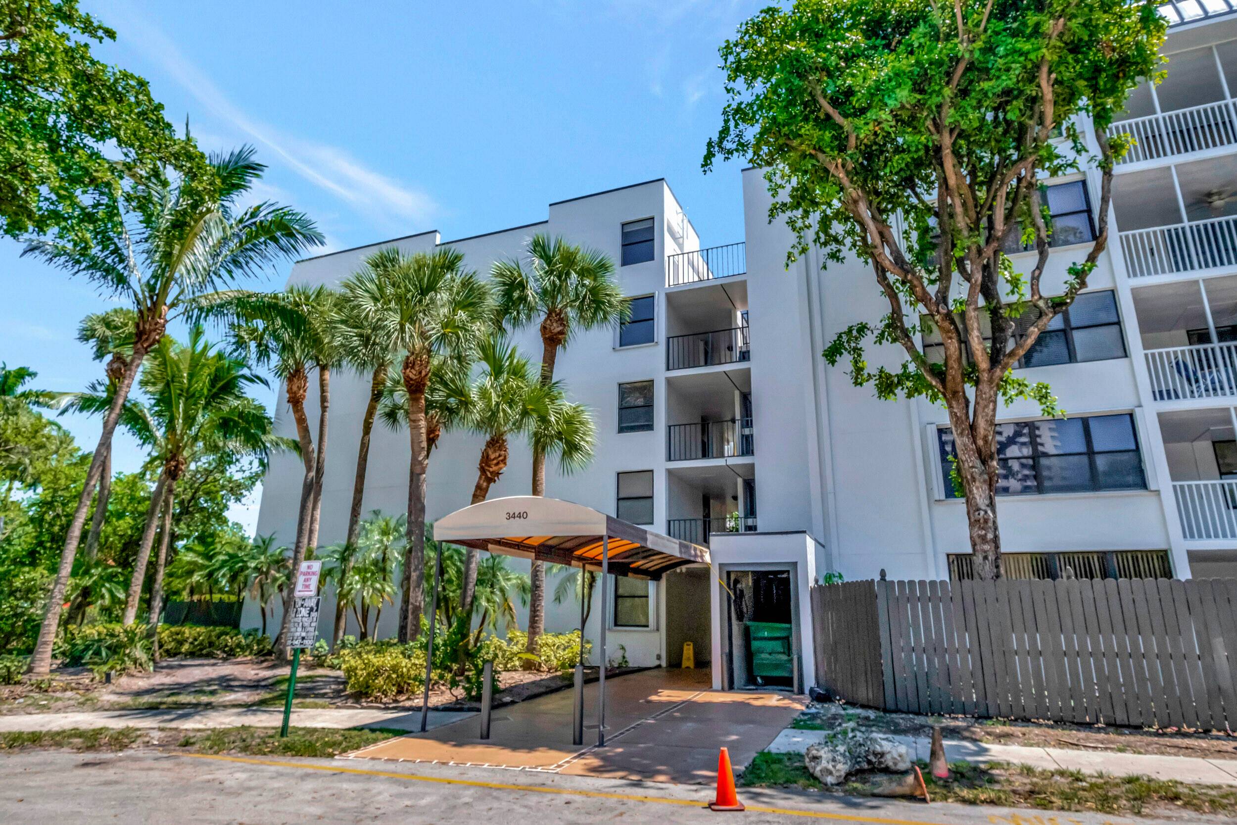 Excellent location in the heart of Aventura, walking distance to Aventura Mall, minutes from the beach, freshly painted.